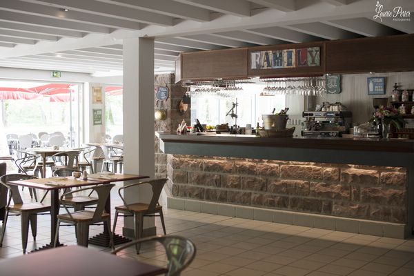 Intérieur du Restaurant du Bois de Boulogne Bar, tables et chaises à l'intérieur du Restaurant du Bois de Boulogne à Dax - Location de salle
