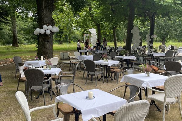 Extérieur du Restaurant du Bois de Boulogne Tables et chaises à l'extérieur du Restaurant du Bois de Boulogne à Dax - Location de salle